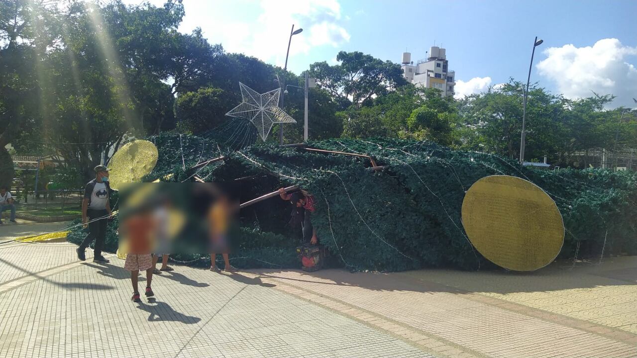 El árbol de navidad del parque de los Niños se desplomó.