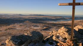 El nombre Falklands lo puso un capitán inglés. Por su ubicación fue paso obligado de las naves francesas, españolas, inglesas, portuguesas y holandesas desde fines del siglo XVI.