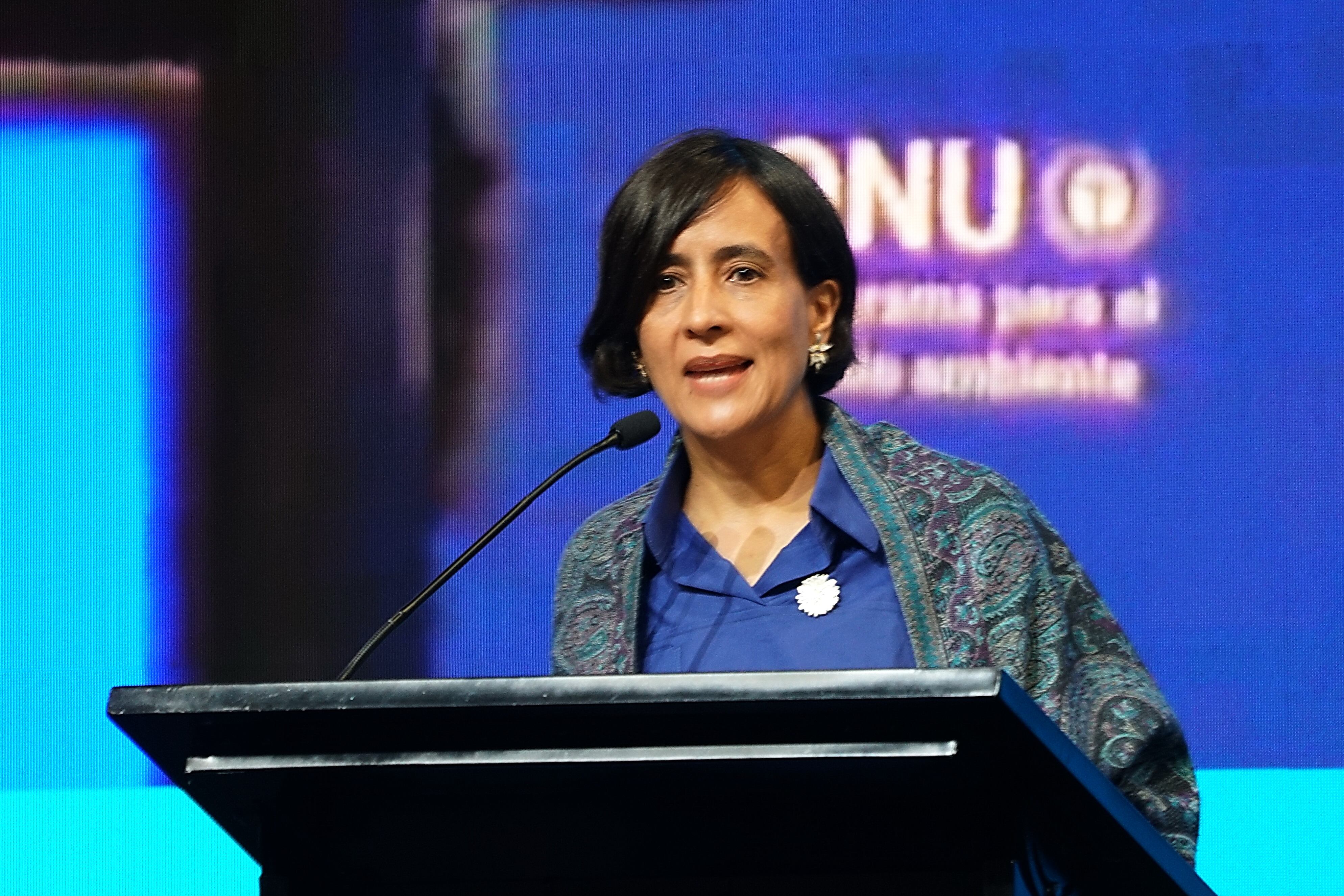 Ministra de Ambiente, Susana Muhamad, recibió la presidencia de la COP de manos de China. Foto Jorge Orozco / El País