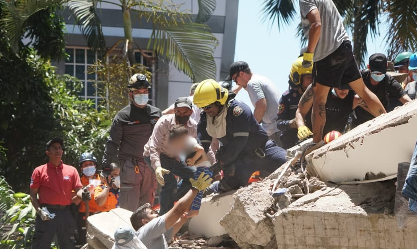 El pequeño Maximiliano fue rescatado con vida por los organismos de socorro.