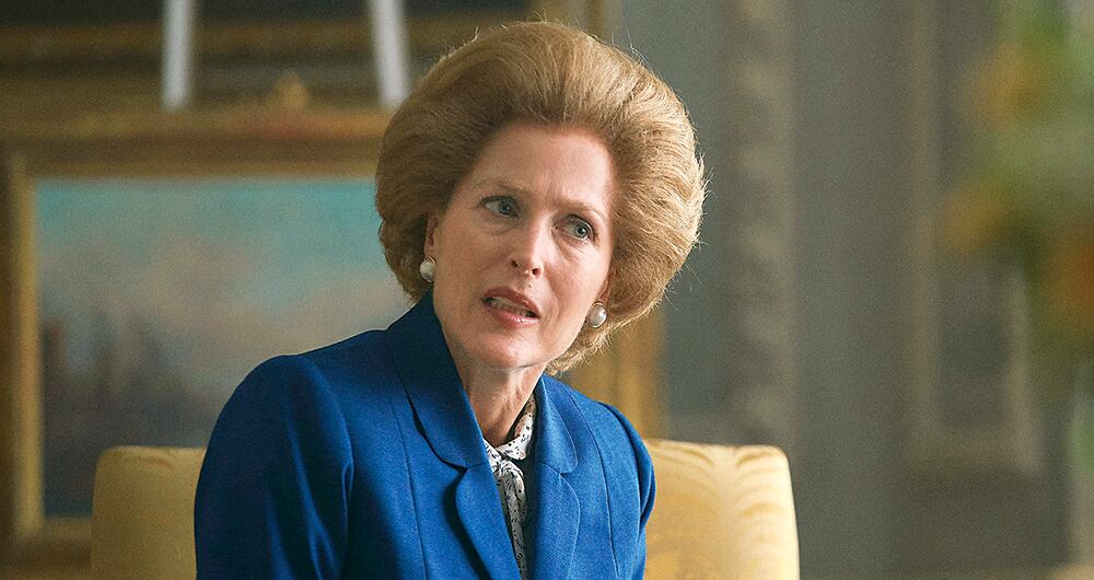 Muchos califican de ridículas las escenas en las que la reina Isabel juega a adivinar el gabinete de Margaret Thatcher o en las que la familia real ridiculiza a la primera ministra en Balmoral.