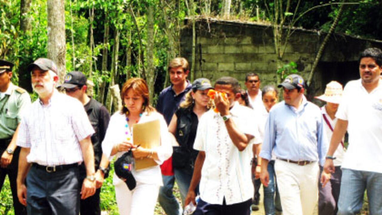 Mampuján quedó deshabitado hace exactamente 10 años y hoy es un pueblo fantasma. Las 180 familias huyeron en estampida en una noche de terror. El vicefiscal Fernando Pareja (en la foto de barba y gorra), quien le ha dado un nuevo impulso al proceso de Justicia y Paz, recorrió el lugar y sostuvo reuniones con las víctimas.