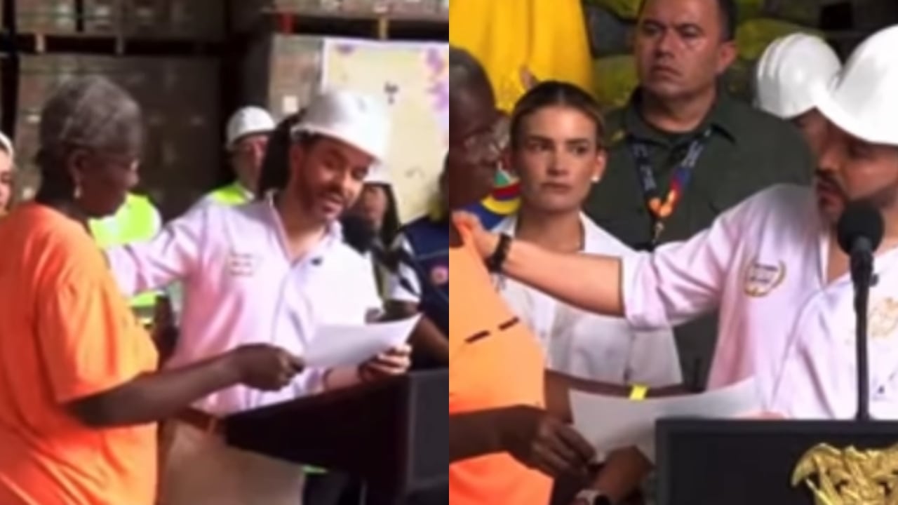 Abelardo De La Espriella entregándole el subsidio a una de las afectadas por el temblor.