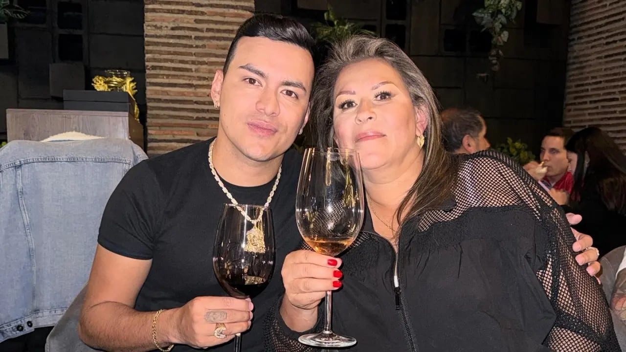 Luz Feny Galeano, madre del fallecido cantante Yeison Jiménez, acudió a la Fiscalía.