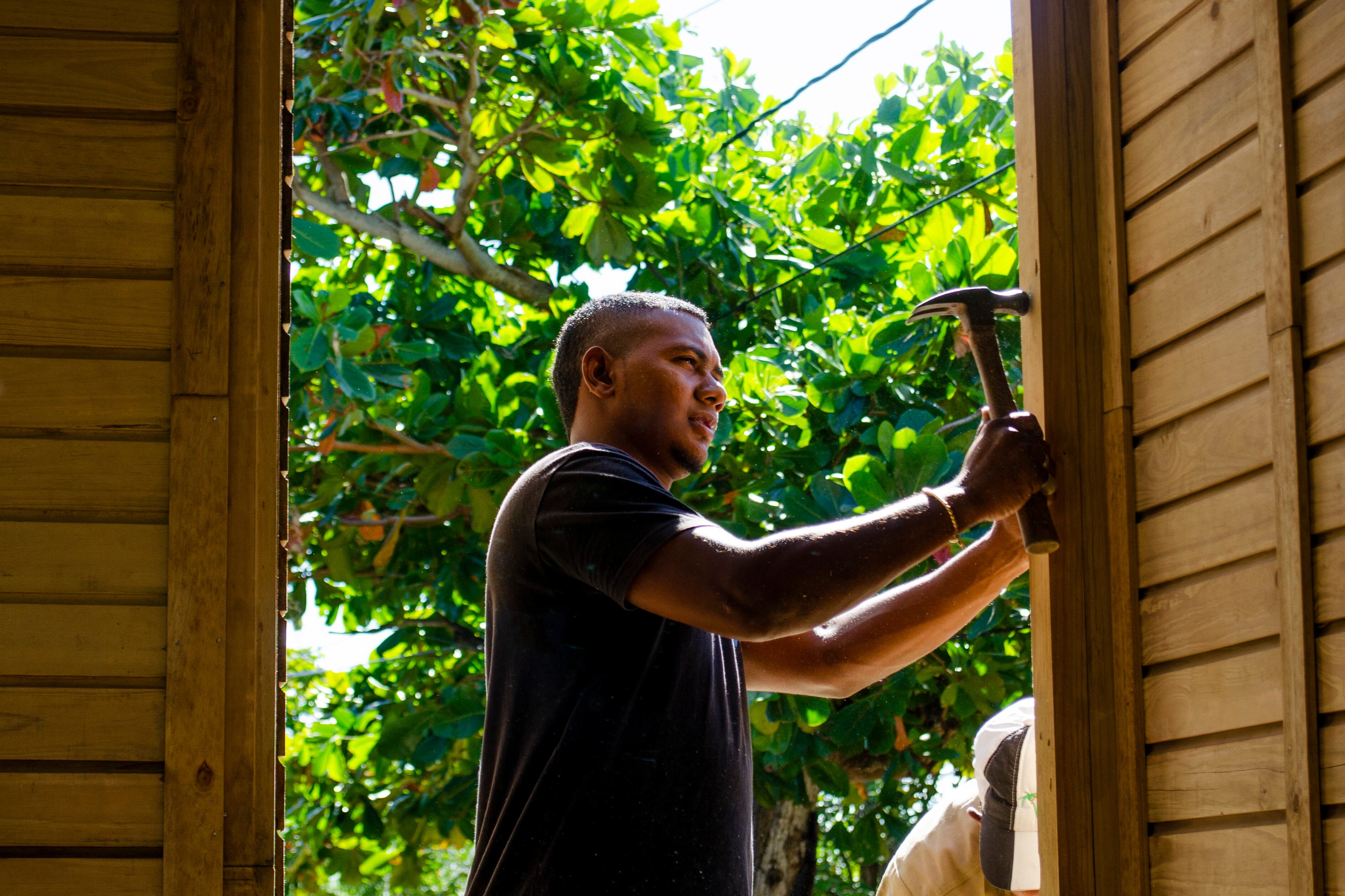 Más de 2500 casas fueron afectadas. Hoy, varios obreros trabajan día y noche para que darles viviendas a quienes lo perdieron todo