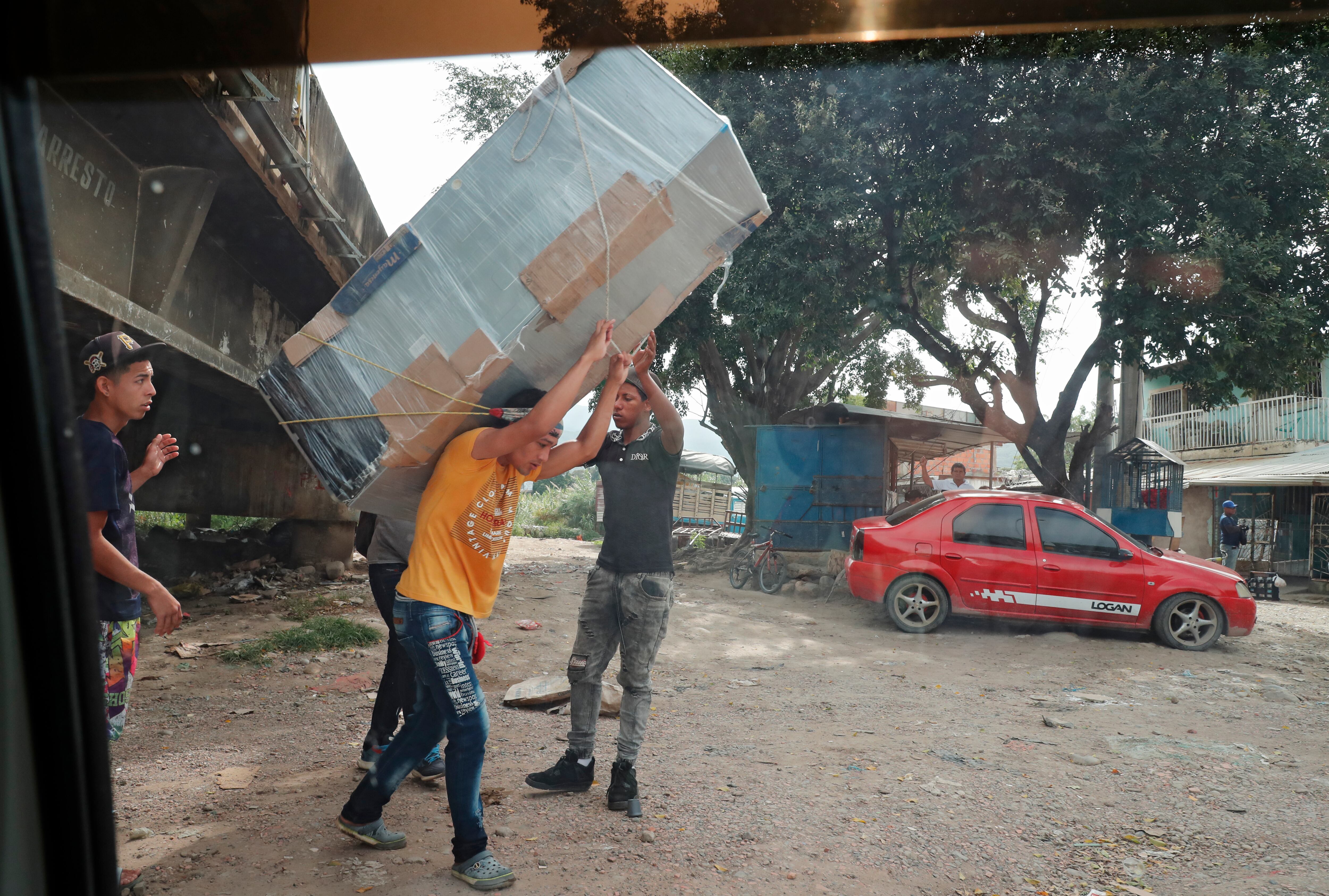 Paso por las trochas de los trocheros despues de la Reapertura de la frontera de la zona metropolitana de Cúcuta con Venezuela 
Enero 24 del 2023
Foto Guillermo Torres Reina / Semana