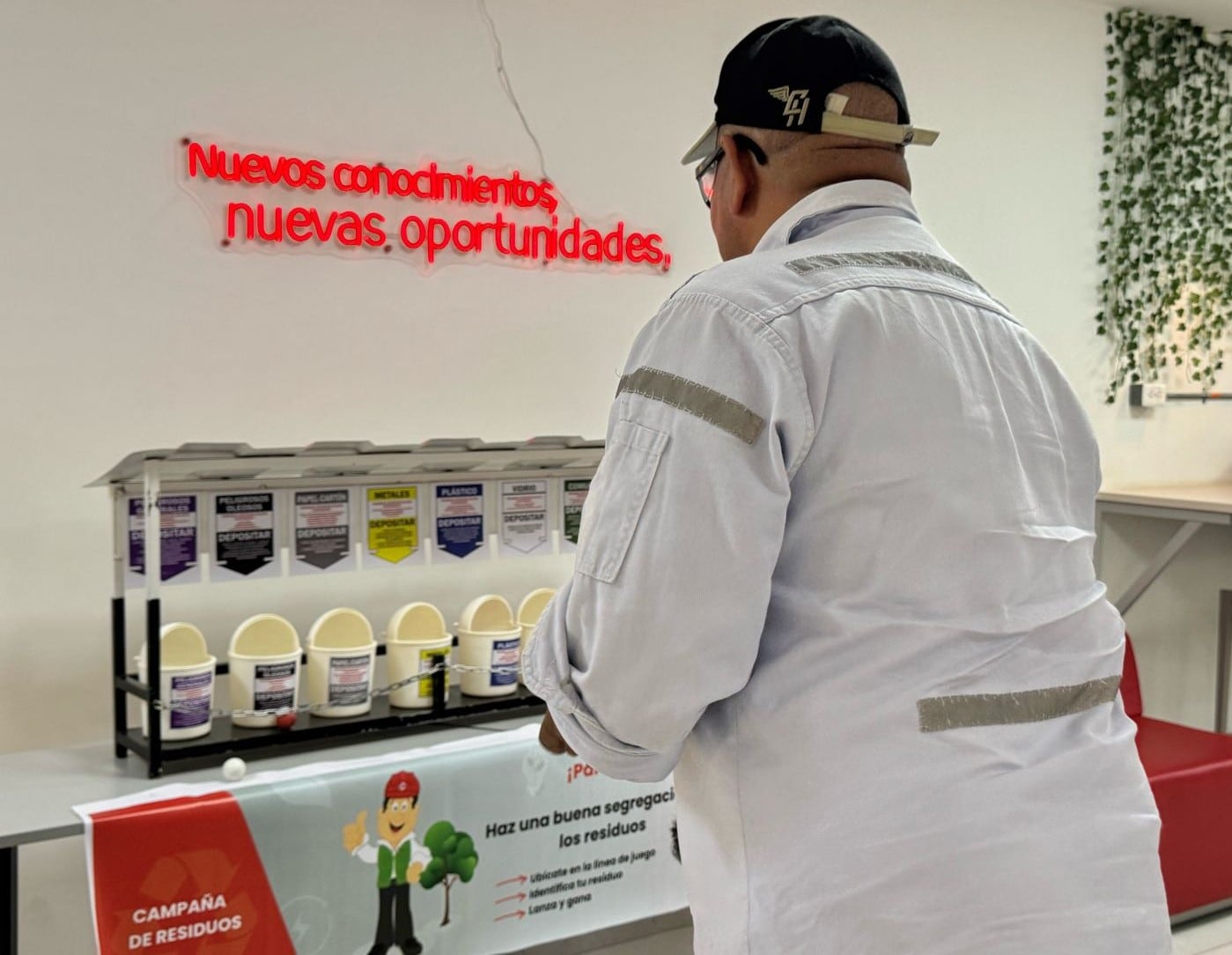 Campañas educativas dirigidas a empleados y contratistas.