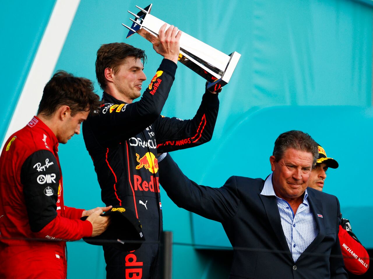 MIAMI, FLORIDA - MAY 08: Ganador d e la carrera Max Verstappen Red Bull Racing celebra en el podio durante la F1 Grand Prix of Miami Jared C. Tilton/Getty Images/AFP (Photo by Jared C. Tilton / GETTY IMAGES NORTH AMERICA / Getty Images via AFP)