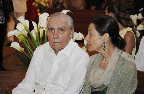 Julio Mario Santo Domingo y Beatrice Davila de Santo Domingo en el matrimonio de Hellen Cecilia Obregón y Jean Michel Rosseau, en Cartagena, el 8 de enero del 2011.