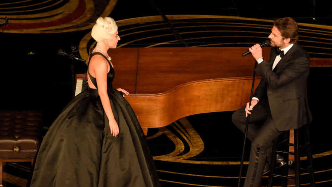 Lady Gaga y Bradley Cooper en el escenario. Los usuarios analizaron sin parar los segundos en los que ambos sostuvieron la mirada intensamente, mejilla con mejilla y tras terminar de cantar, como si estuvieran a punto de besarse.