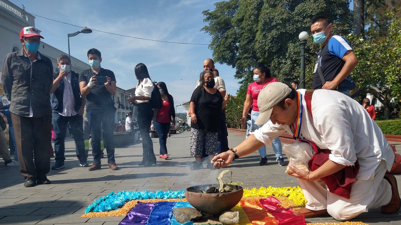 El CRIC reafirmó su medicina y conocimientos ancestrales para seguir combatiendo la pandemia del coronavirus, en una ceremonia realizada este jueves 25 de marzo en Popayán. Cortesía CRIC.