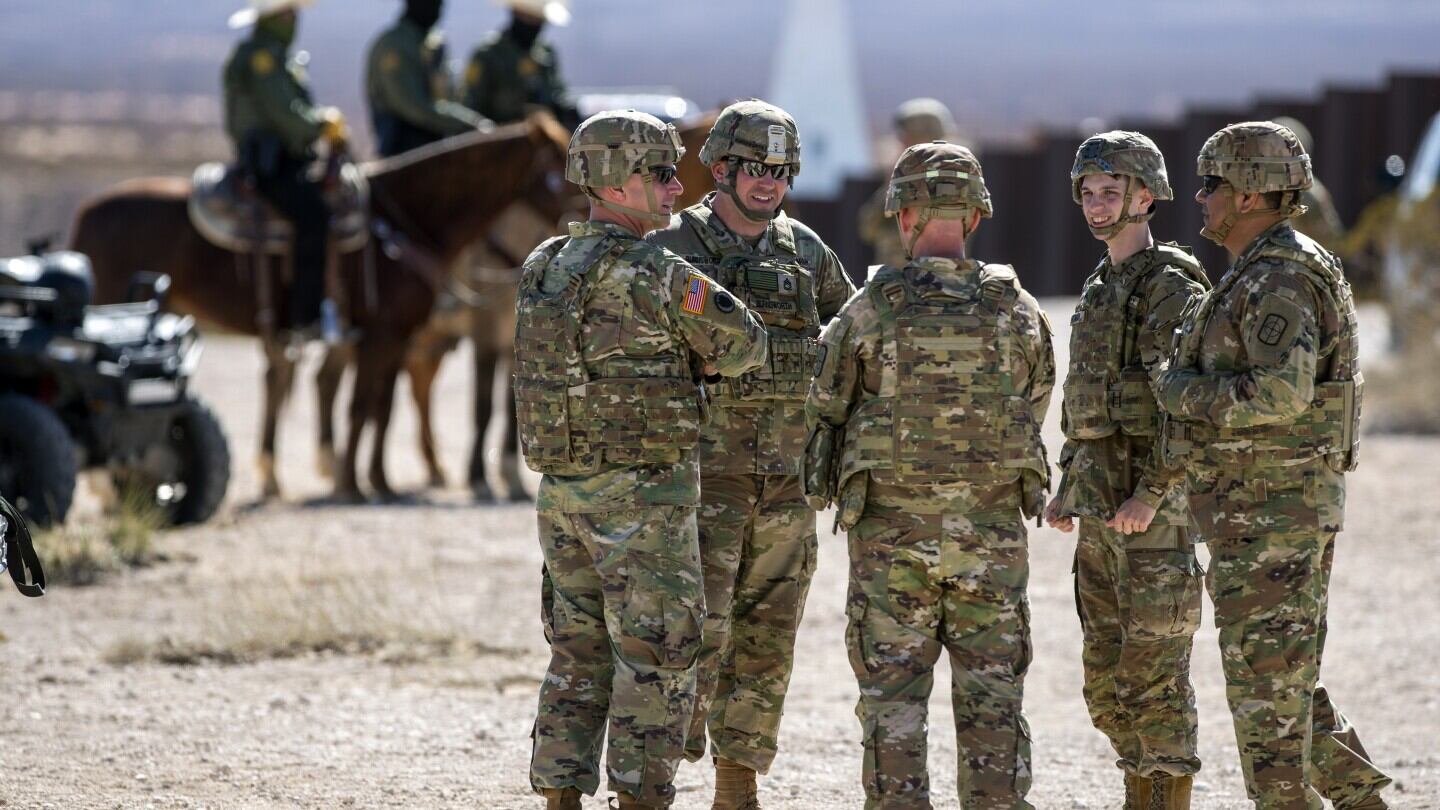 Grupo de soldados estadounidenses reunidos en una zona desértica en Nuevo México, junto a vehículos militares.