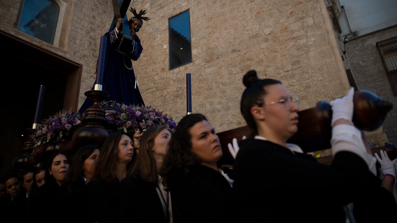 Ante la preocupante sequía en gran parte de España, los feligreses de Jaén salen a pedir por lluvias. Foto: AFP.