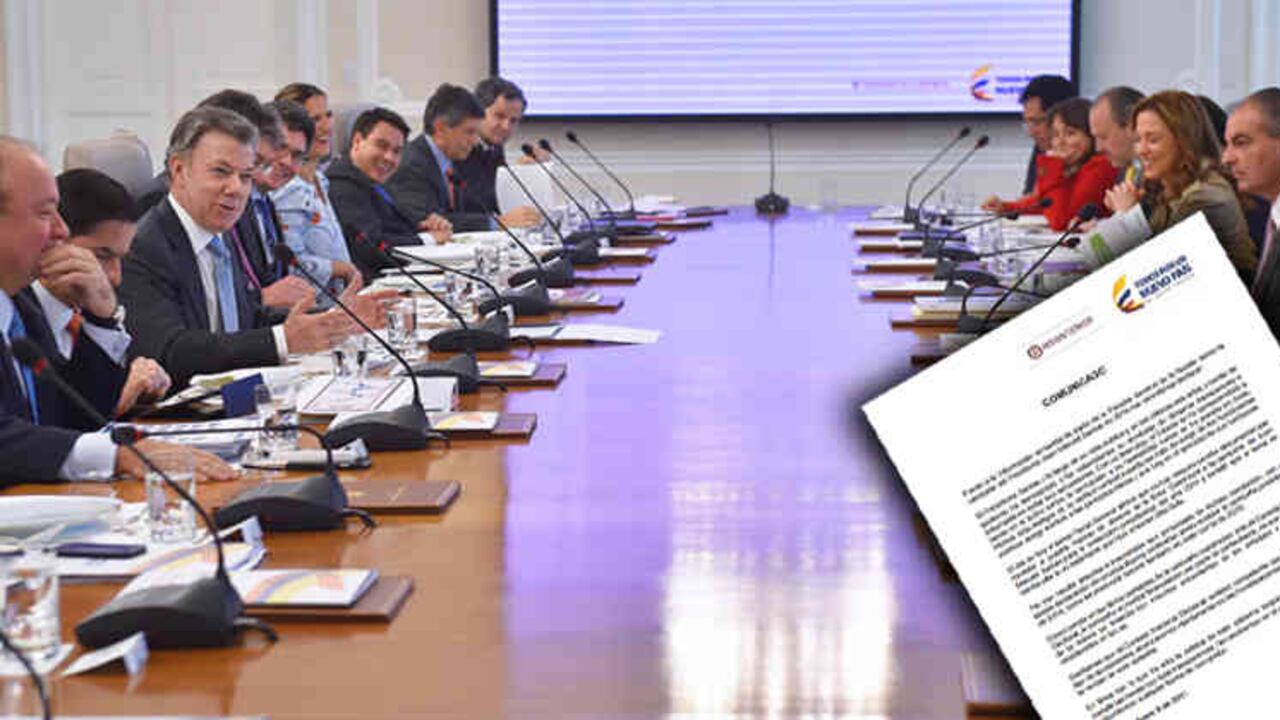 El presidente Juan Manuel Santos, respaldado por su gabinete