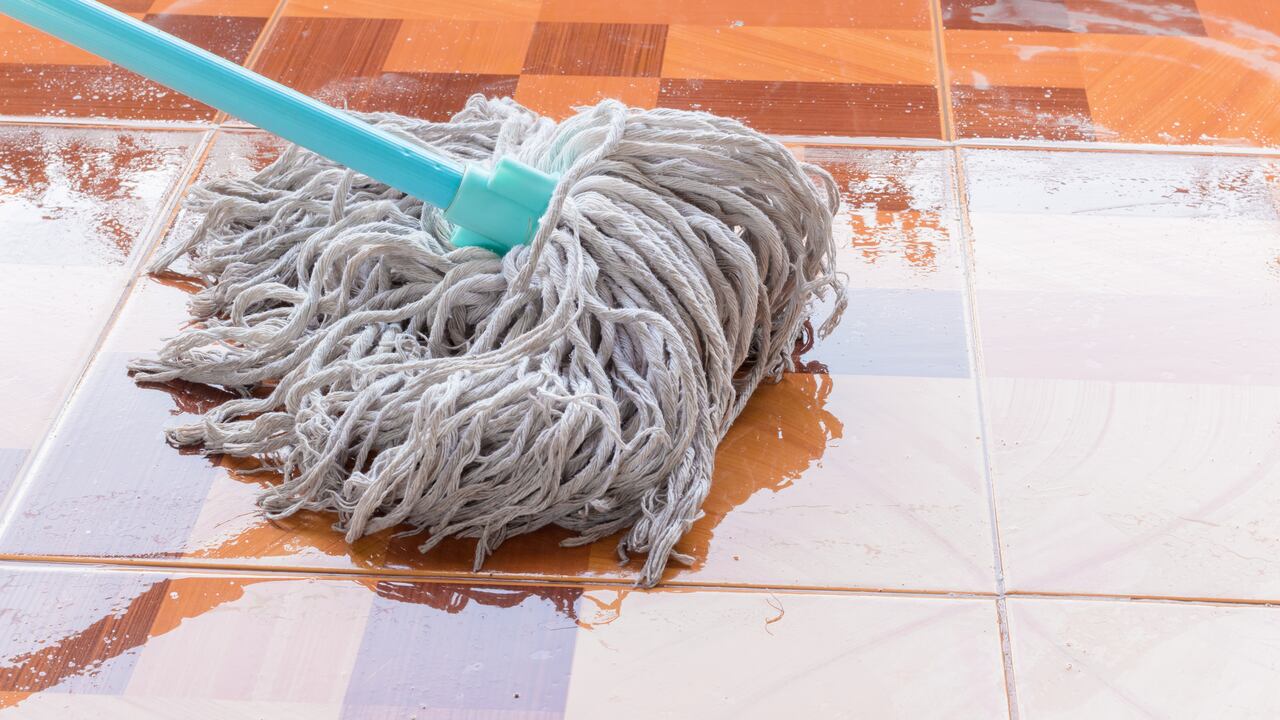 Desmanchar el piso requiere de tiempo y esfuerzo.