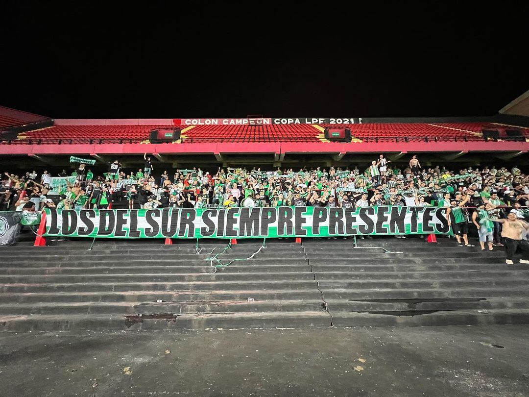 Los del Sur en la tribuna del estadio de Colón en la ciudad de Santa Fe, Argentina