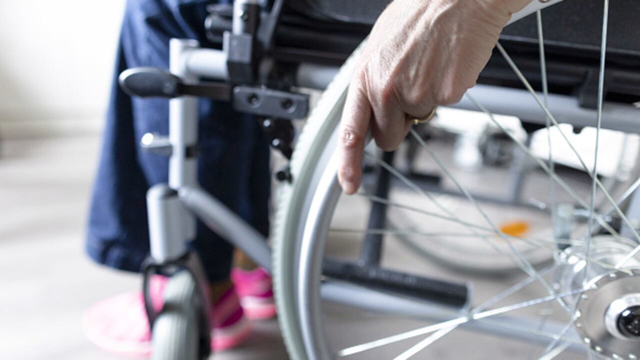 En casos extremos está relacionado con afecciones como esclerosis múltiple (EM), diabetes, enfermedad de las arterias periféricas o fibromialgia. (Photo Illustration by Ute Grabowsky/Getty Images)