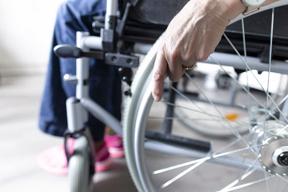 En casos extremos está relacionado con afecciones como esclerosis múltiple (EM), diabetes, enfermedad de las arterias periféricas o fibromialgia. (Photo Illustration by Ute Grabowsky/Getty Images)