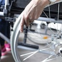 En casos extremos está relacionado con afecciones como esclerosis múltiple (EM), diabetes, enfermedad de las arterias periféricas o fibromialgia. (Photo Illustration by Ute Grabowsky/Getty Images)