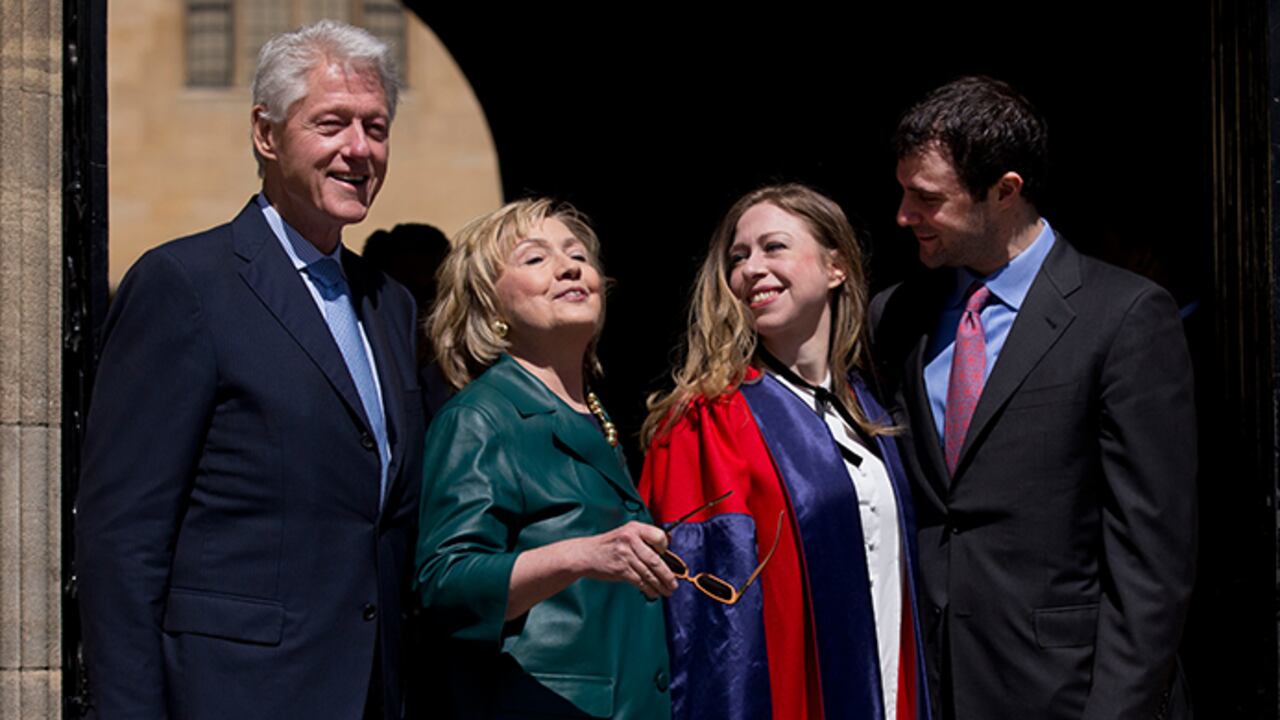 Hillary Rodham Clinton sería la única primera dama en asumir la presidencia. En la foto con su esposo Bill, su hija Chelsea y su yerno Marc Mezvinski.