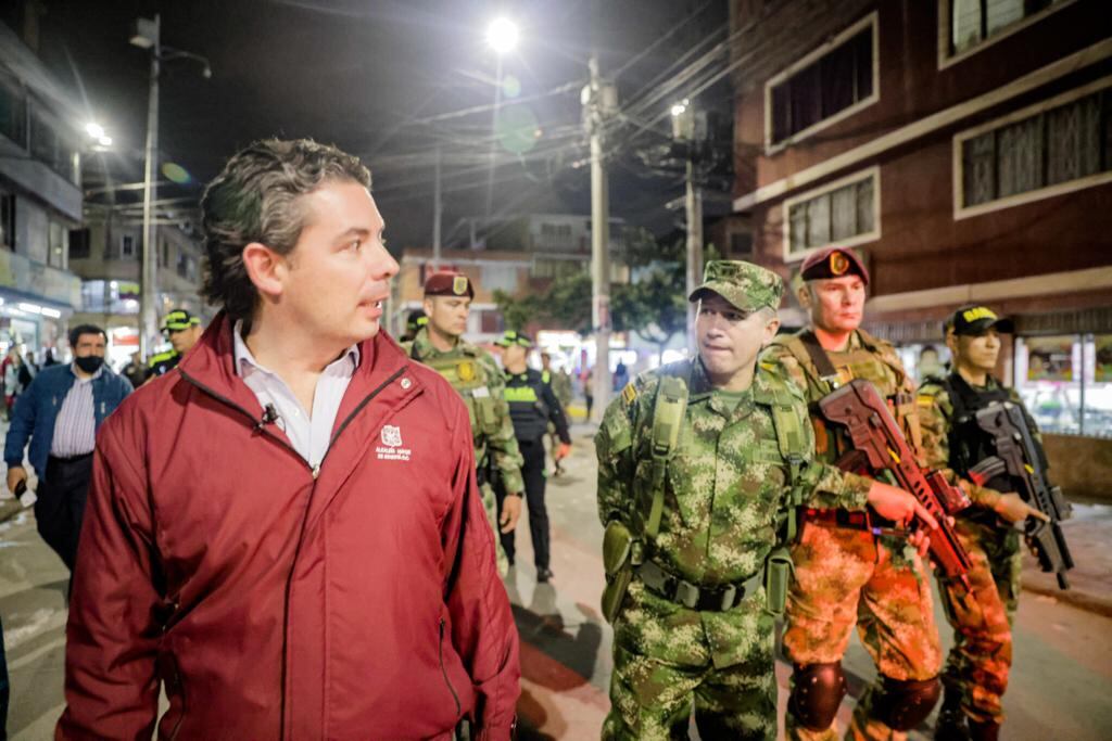 Se duplicaron los puestos de control
en las entradas y salidas de la ciudad y en los principales corredores viales
por parte del Distrito, la Policía y el Ejército.