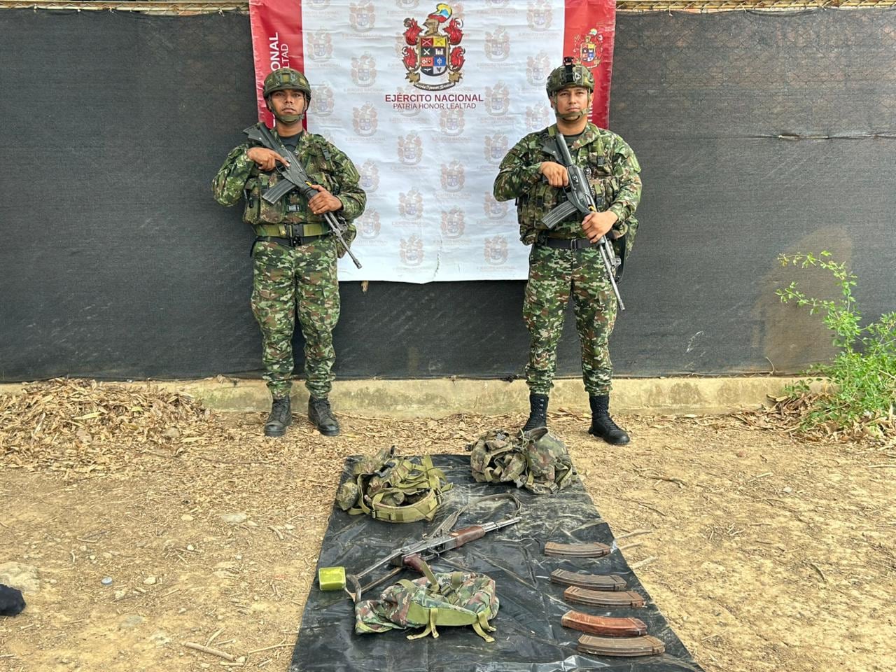 En el lugar de los hechos, las tropas hallaron e incautaron armamento, proveedores, municiones y material de intendencia.