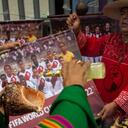 Chamanes hacen un ritual a las afueras del Estadio Nacional de Lima