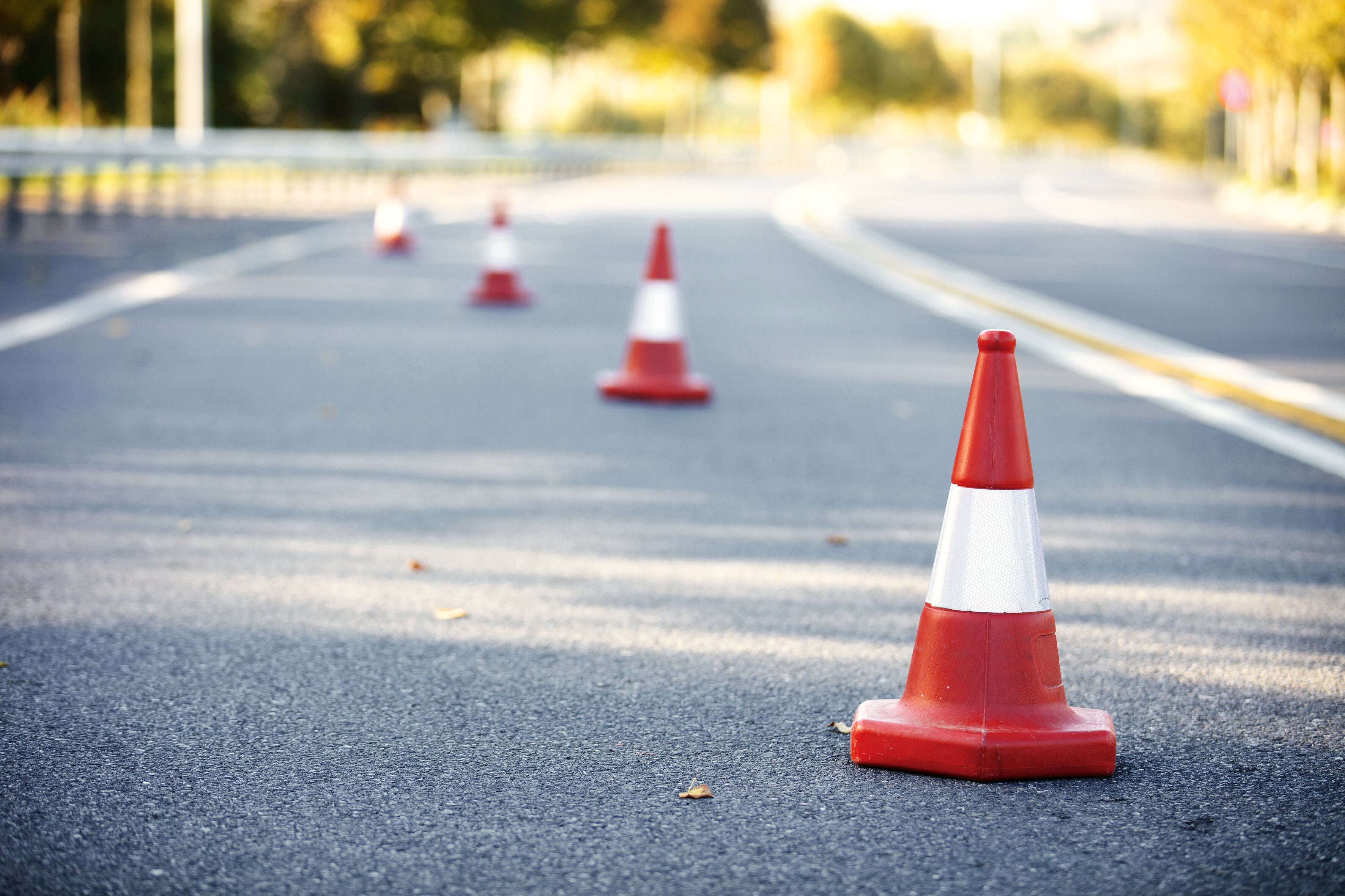 En ciudades como Bogotá se optó por limitar la velocidad a 50 kilómetros por hora y en la mayoría de carreteras el tope permitido es de 80 kilómetros por hora.
