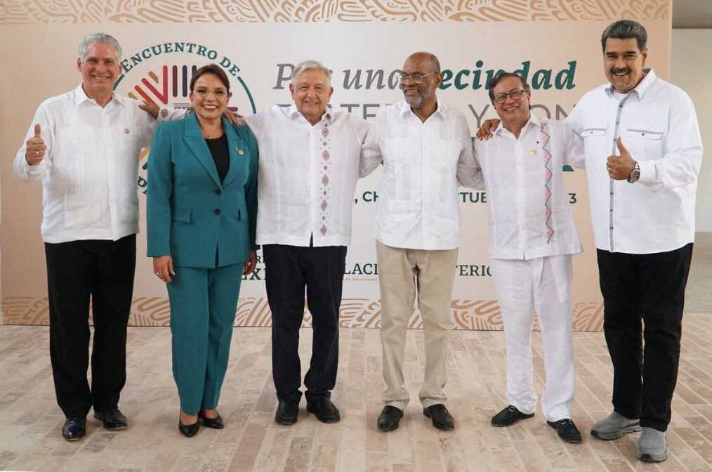 El presidente de México, Andrés Manuel López Obrador, posa con el presidente de Cuba, Miguel Díaz-Canel, la presidenta de Honduras, Xiomara Castro, el presidente de Colombia, Gustavo Petro, el primer ministro de Haití, Ariel Henry, y el presidente de Venezuela, Nicolás Maduro, durante una cumbre de líderes de América Latina y el Caribe en el sur.