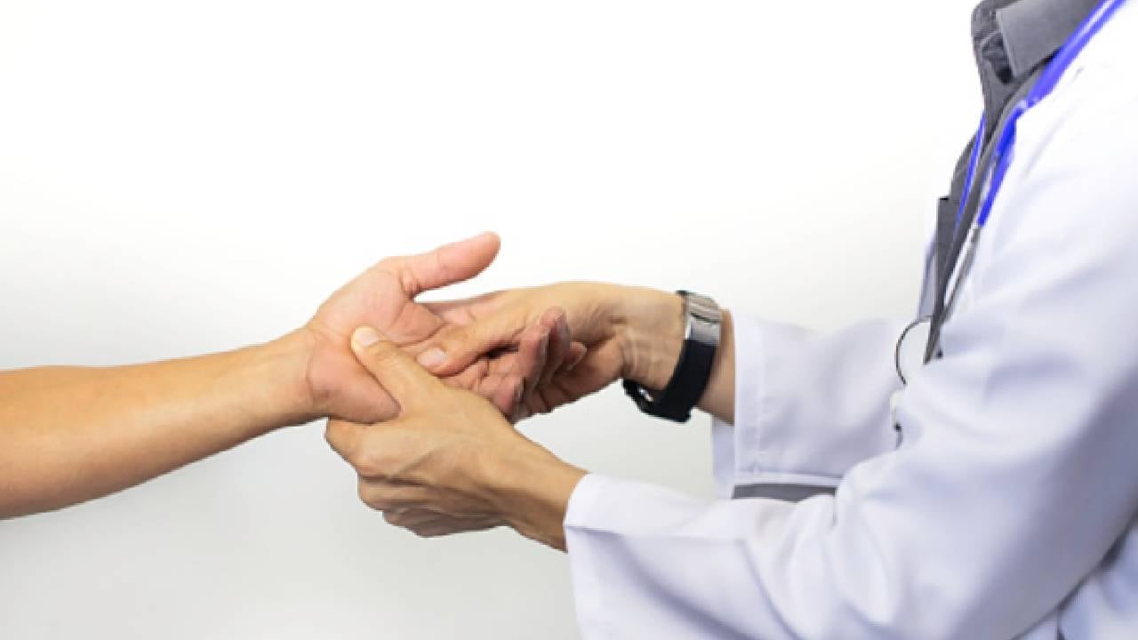 El túnel del carpo es común en las personas que teclean durante largos periodos de tiempo o realizan trabajos repetitivos.