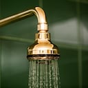 Hay que tomar conciencia en la cantidad de tiempo que se utiliza para tomar una ducha, mucho m{as si esta gasta energía eléctrica.