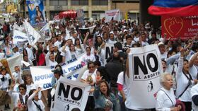 Más de 300 personas se congregaron frente al edificio de la procuraduría para manifestar su rechazo al aborto.