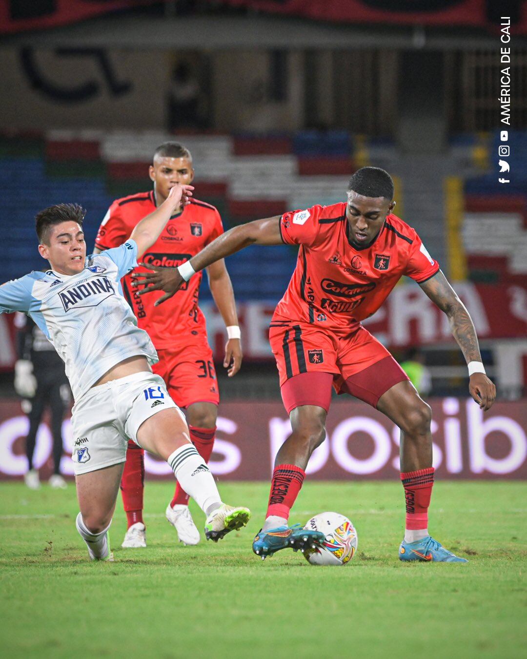 Kevin Andrade disputando una pelota con Daniel Ruiz