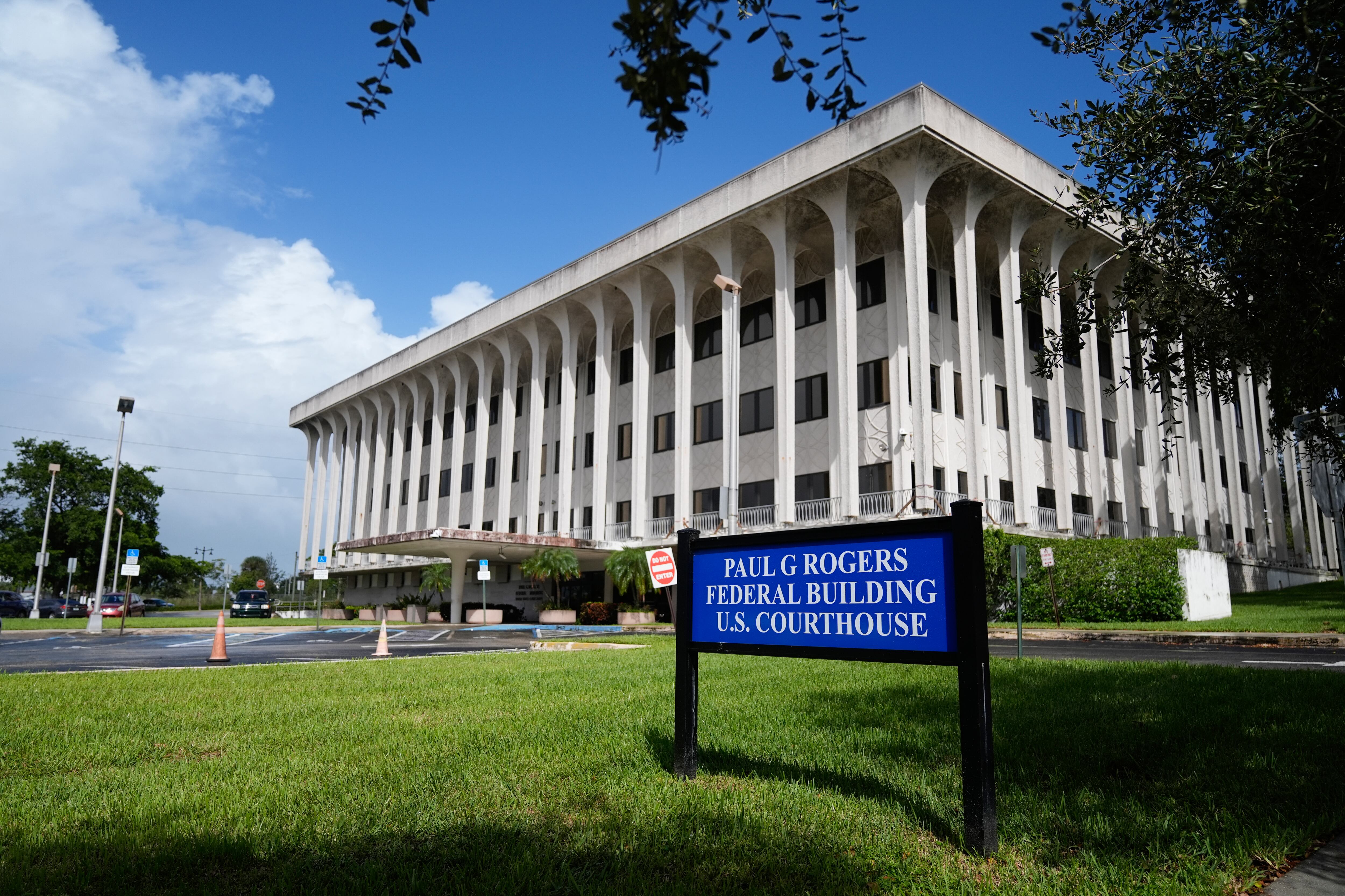 El edificio federal Paul G. Rogers y el palacio de justicia de los Estados Unidos durante una audiencia para Michael Jeffries, ex director ejecutivo de Abercrombie & Fitch, en West Palm Beach, Florida, el martes 22 de octubre de 2024.