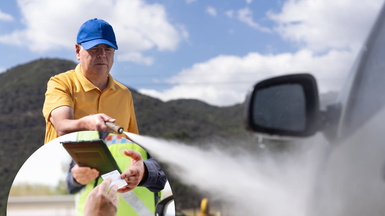 Multas en Medellín por lavado de vehículos en la calle