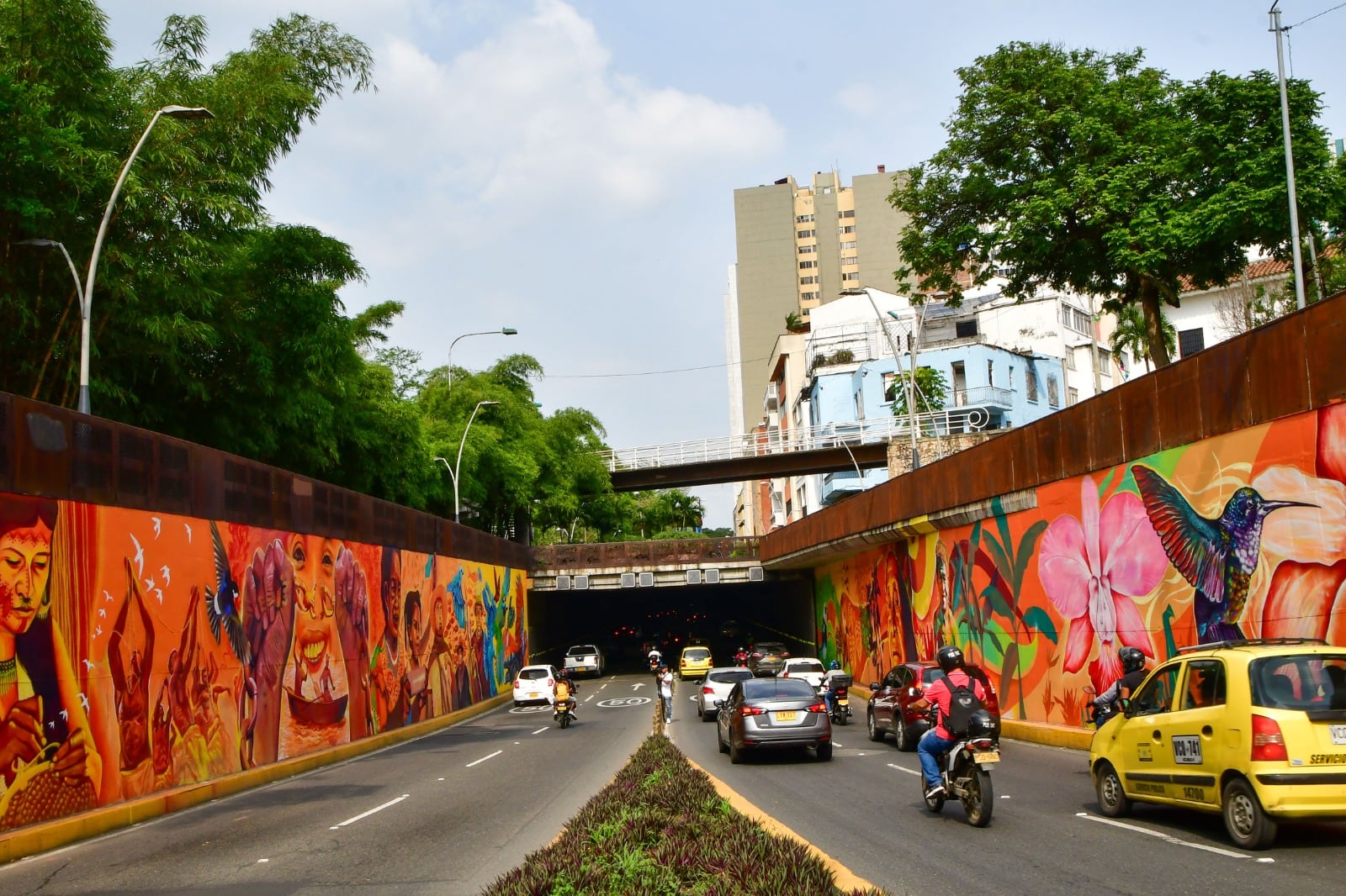 Este túnel puede albergar 720 vehículos en una longitud de 980 metros.