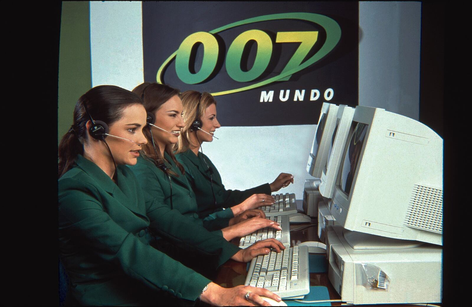 Con el 007 Mundo, las operarias se encargaban de conectar las llamadas internacionales. Las personas tenían que marcar primero 007 y luego el teléfono. Si la llamada era nacional era solo digitar 07.