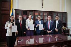 La representante Saray Robayo junto con congresistas de otras colectividades que respalda la iniciativa. El secretario general de la Cámara, Jaime Luis Lacouture, recibió el proyecto de ley.