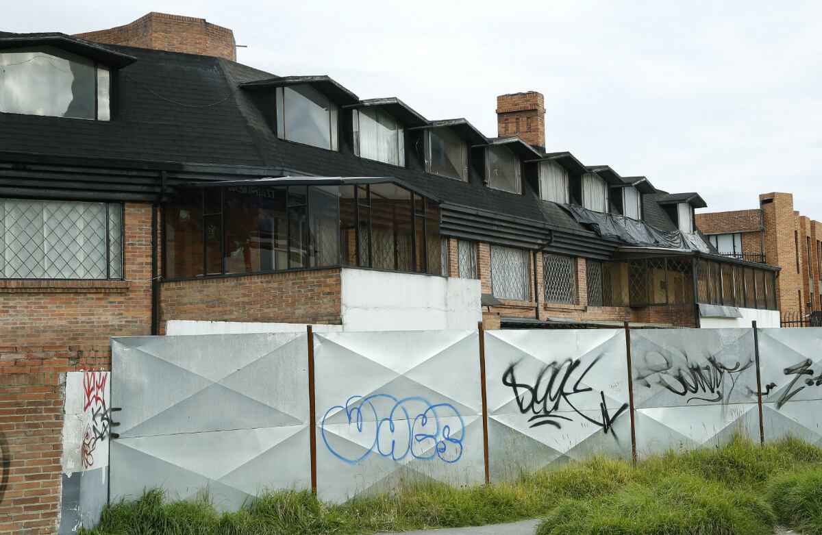 El edificio que está detrás es el Tenerife Real, al norte de Bogotá. Al lado -en el terreno que está cercado- estaba ubicada la estación Petrobras Mochuelo. Foto: Carlos Julio Martínez