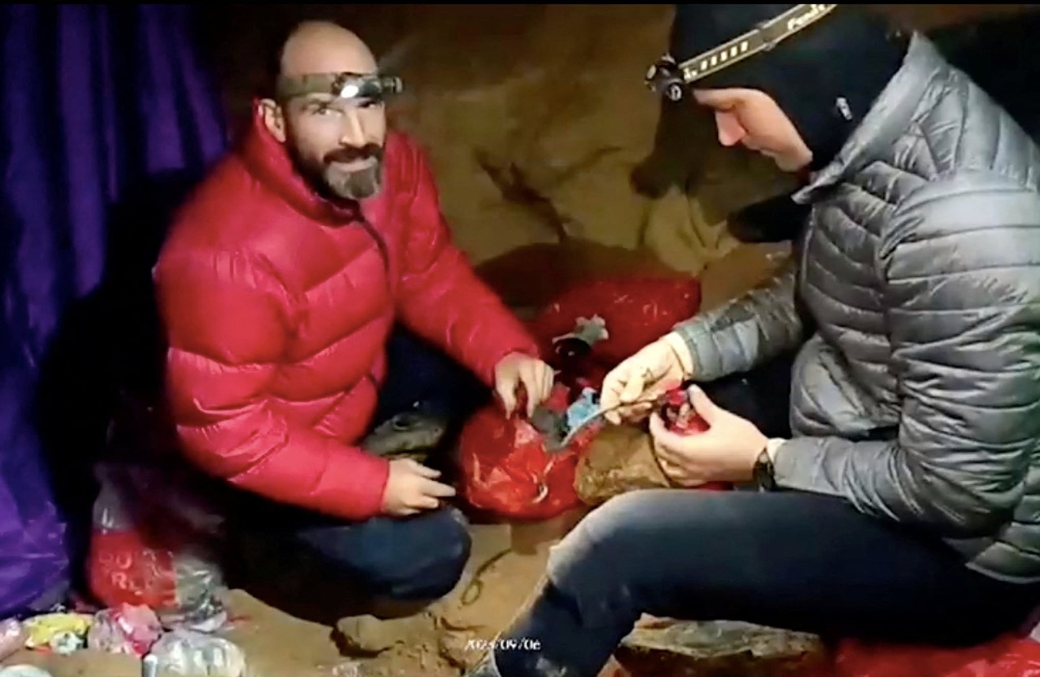 En imágenes : Espeleólogo estadounidense rescatado de una cueva a 1.000 metros de profundidad.