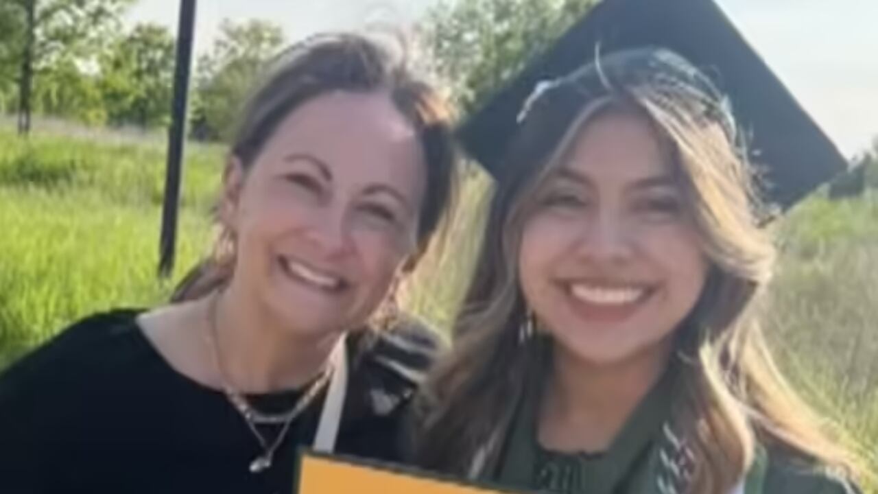 La joven protagonista de esta historia y su mamá en la graduación.