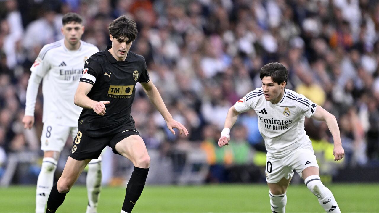 En el descuento, el Valencia se impuso al Real Madrid, resultado que podrían encarrilar LaLiga si el Barcelona gana al Betis.