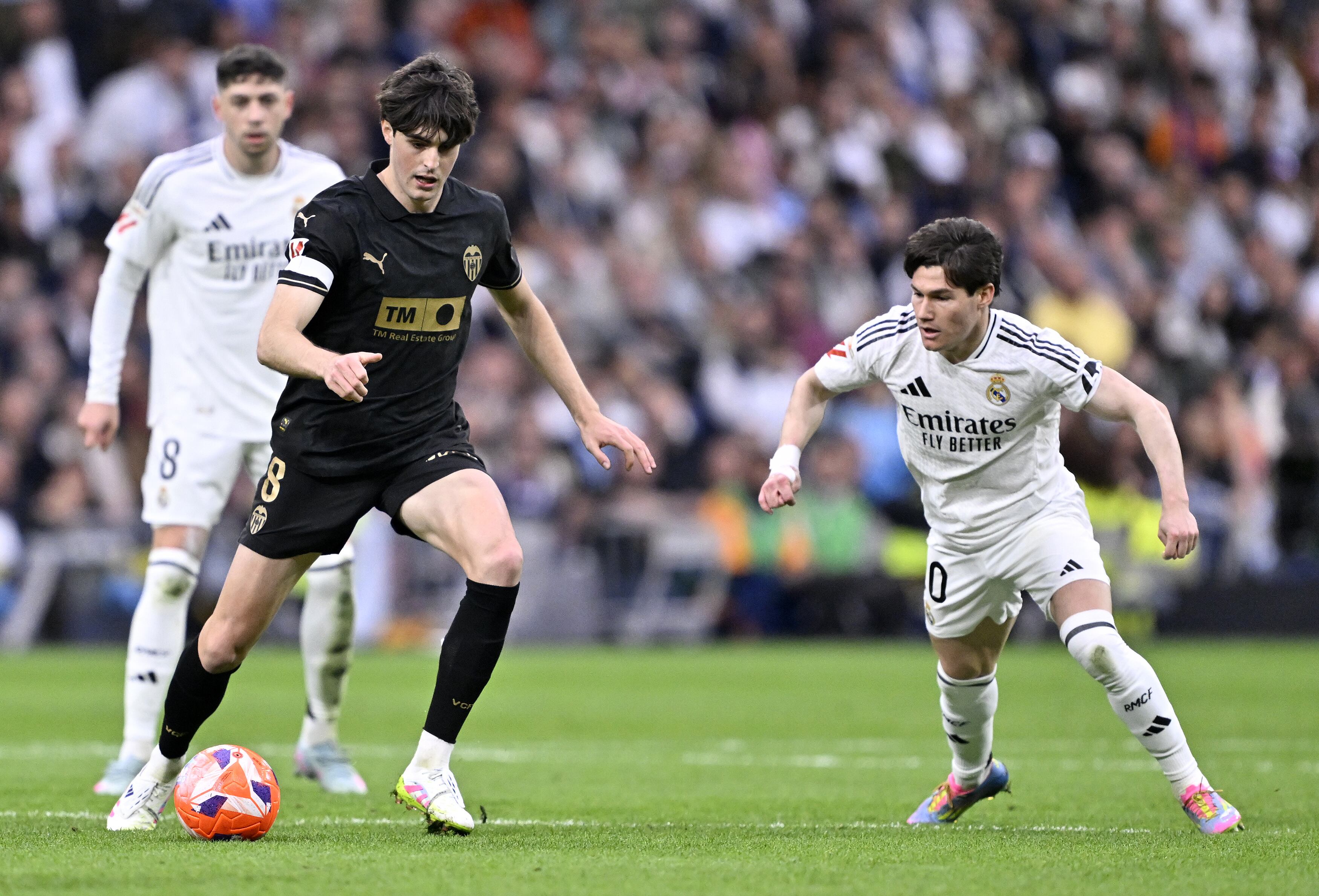 En el descuento, el Valencia se impuso al Real Madrid, resultado que podrían encarrilar LaLiga si el Barcelona gana al Betis.