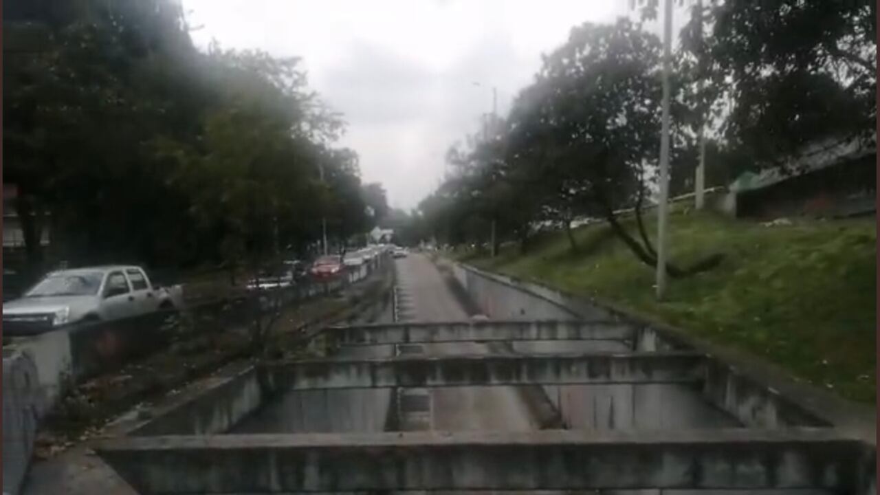 Debido a las fuertes lluvias que afectan a Bogotá, el deprimido de la calle 92 se inundó generando traumatismos en la movilidad en ese sector del norte de la capital del país.
