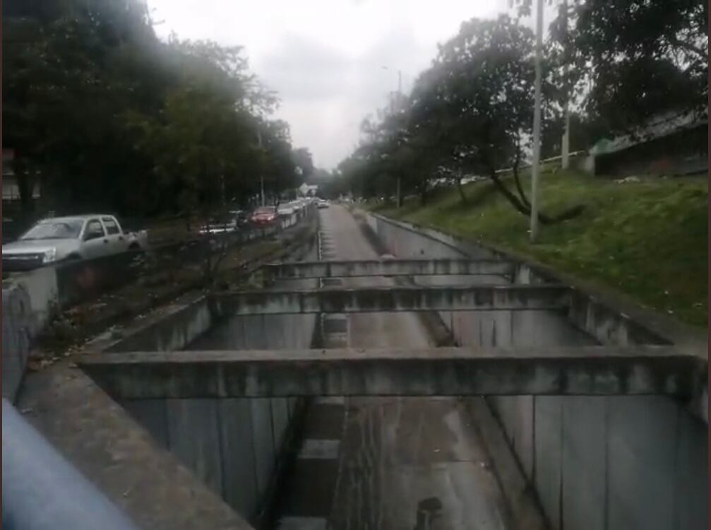 Debido a las fuertes lluvias que afectan a Bogotá, el deprimido de la calle 92 se inundó generando traumatismos en la movilidad en ese sector del norte de la capital del país.