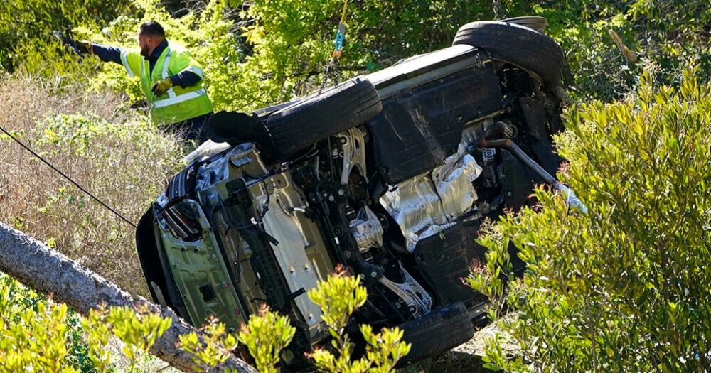 Imagen del automóvil de Tiger Woods tras el accidente.
