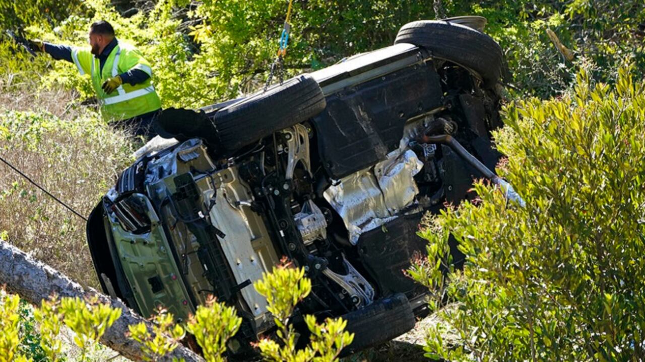 Imagen del automóvil de Tiger Woods tras el accidente.