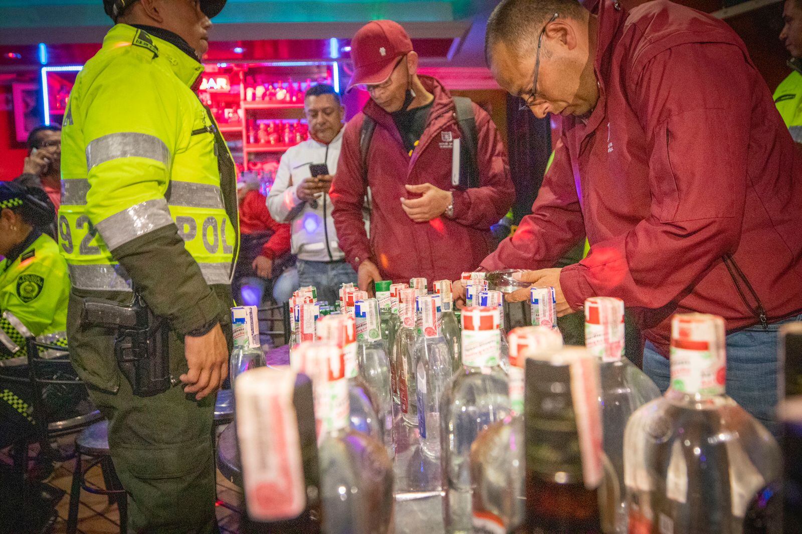 Descubren bodega clandestina con licor adulterado en Bogotá; estaba escondido en la lavandería de una casa de encuentros sexuales