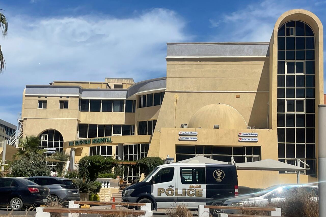 Un vehículo policial permanece en alerta frente a un hospital egipcio en Hurghada, donde los sobrevivientes reciben atención médica después de que un submarino turístico se hundiera en el popular destino egipcio del Mar Rojo, Hurghada, Egipto, el jueves 27 de marzo de 2025.
