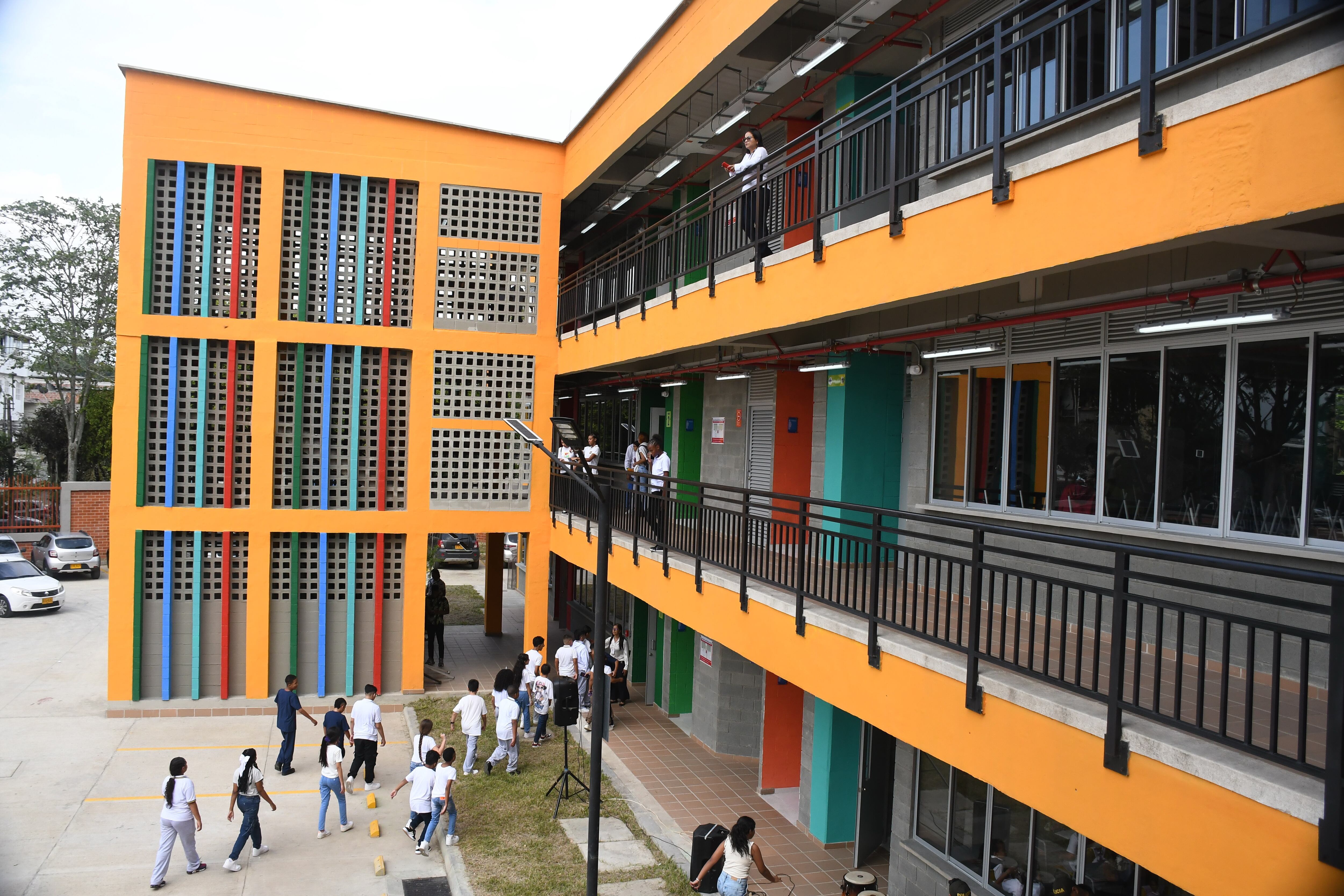 Cali: Regreso al colegtio de miles de estudiantes del calendario A y entrega de la nueva planta fisica  de la sede principal de la institucion Educativa Oficial Villa del Sur. Foto José L Guzmán El País